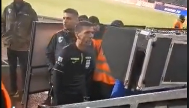VIDEO Reacția amuzantă a unui suporter CFR-ist în timp ce arbitrul consulta pentru a treia oară VAR-ul în derby-ul Clujului.