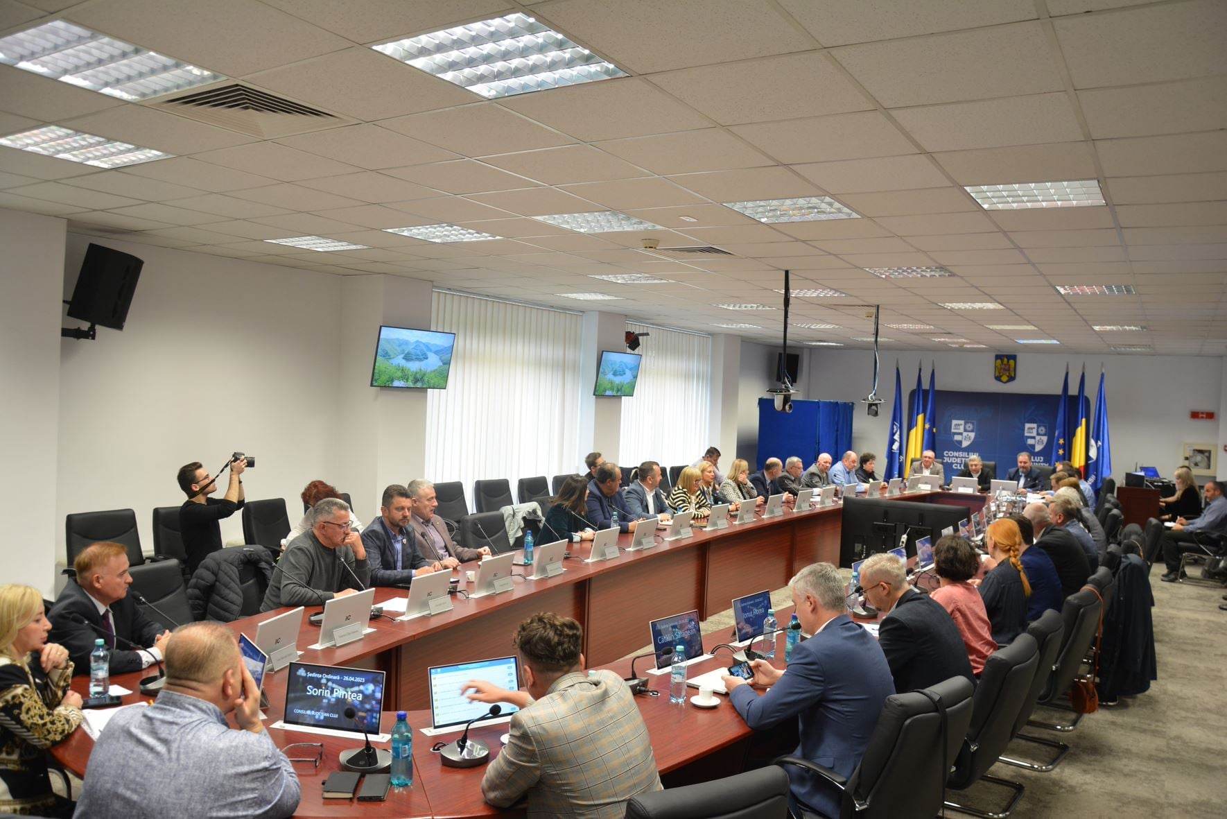 Scandal în Consiliul Județean! USR cere demisia consilierului PNL care și-a votat fiul într-un consiliu de administrație și bonusuri pentru acesta