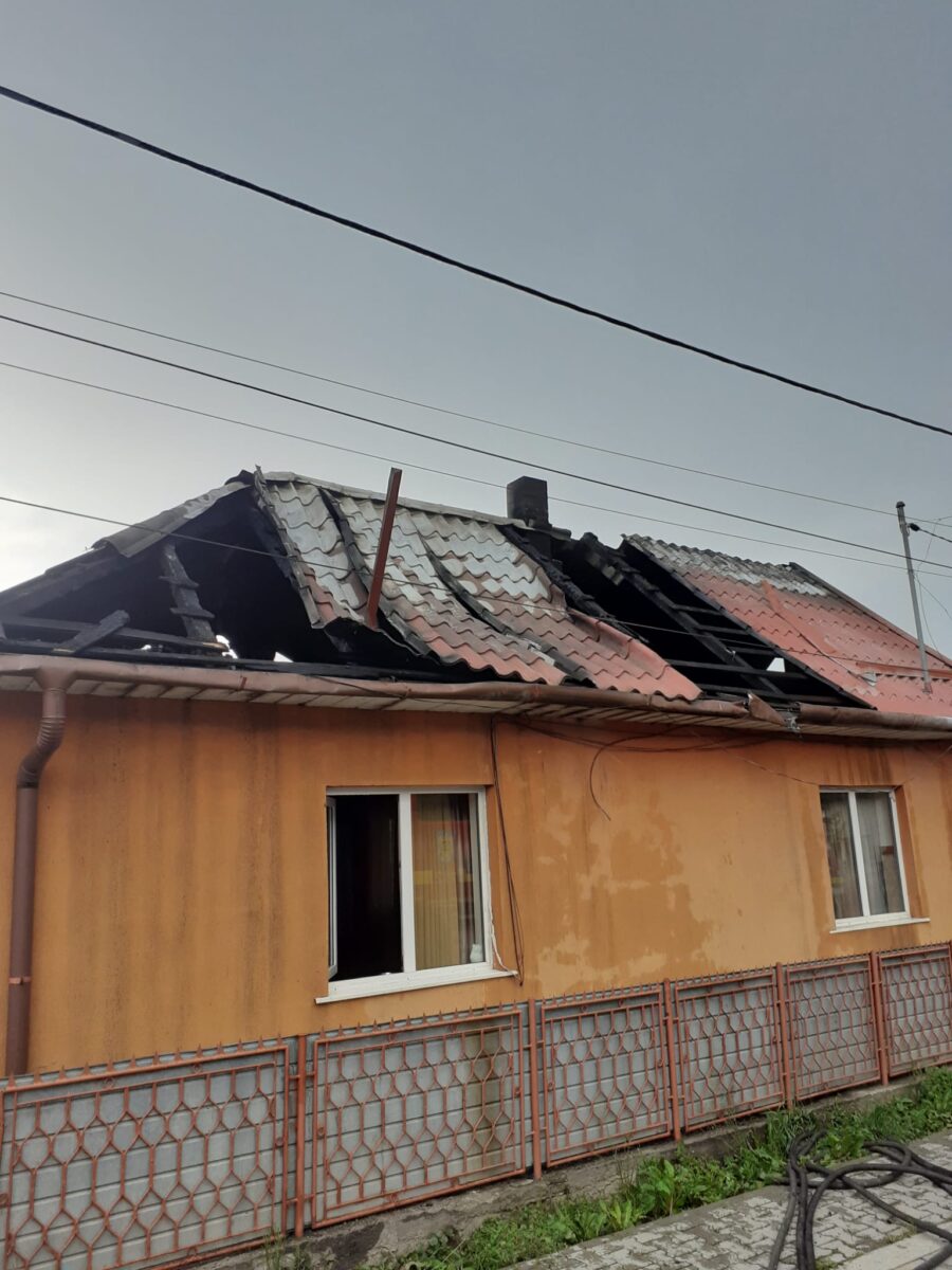 FOTO O casă din Valea Drăganului a luat foc. A intervenit ISU