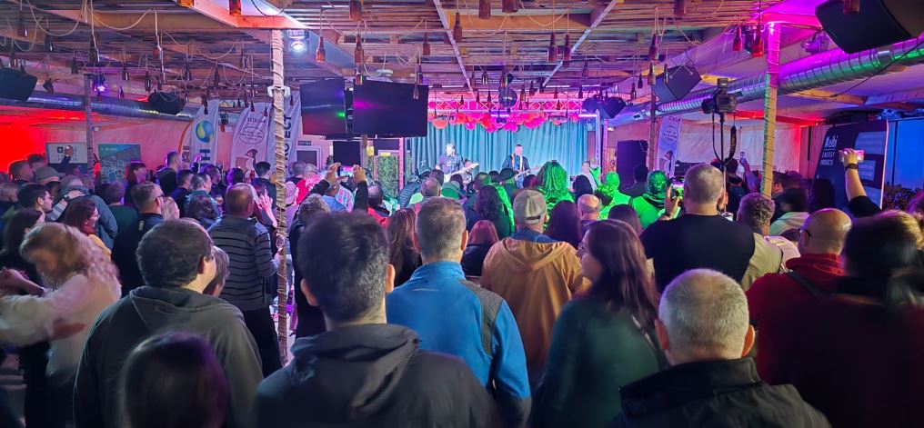 Folkul n-a stat în ploaie: publicul clujean a umplut scena și sala la ediția aniversară a Cluj Folk Fest