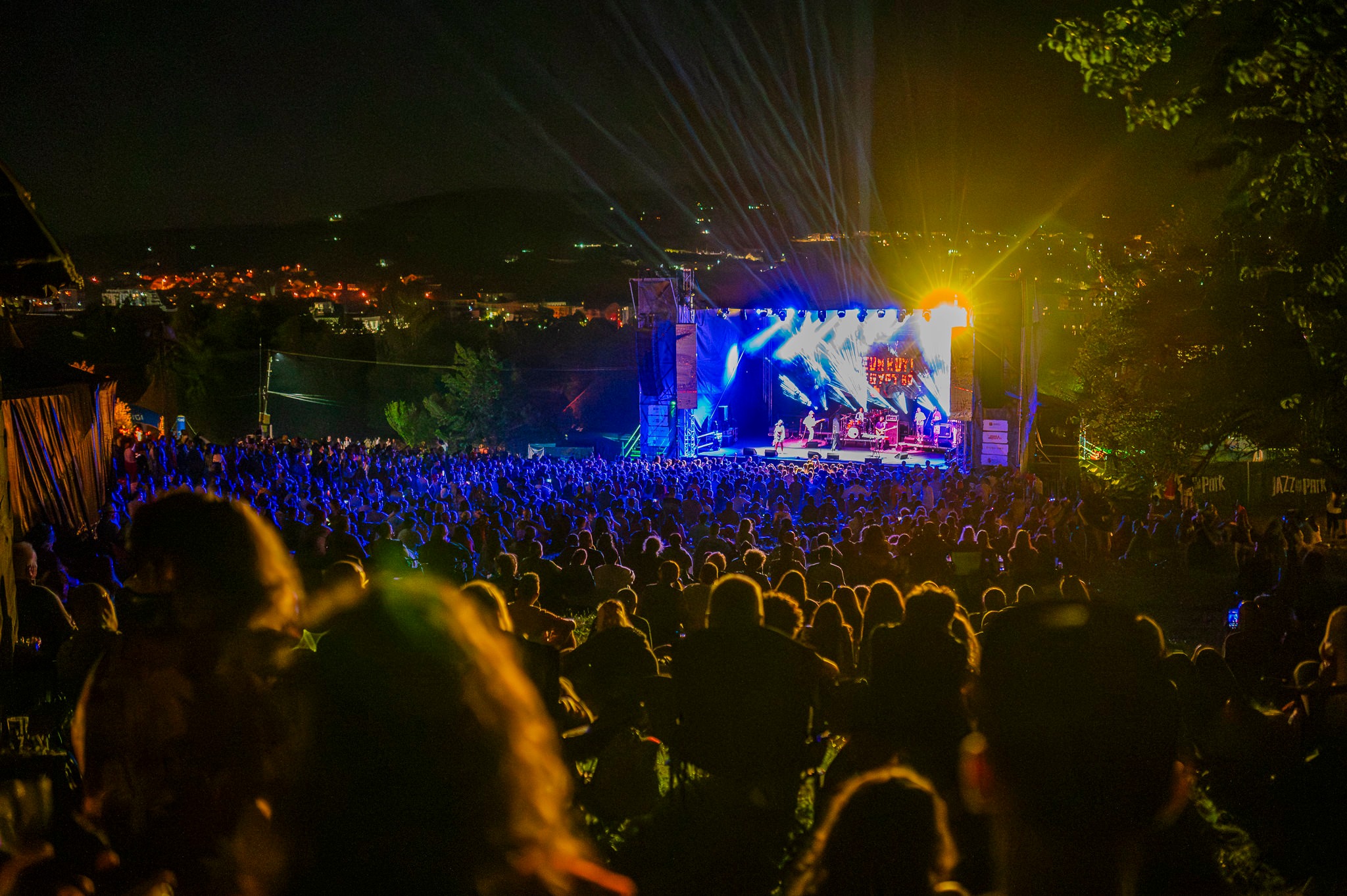 Trei zile cu muzică bună, soare și peste 20.000 de participanți la Jazz in the Park 13