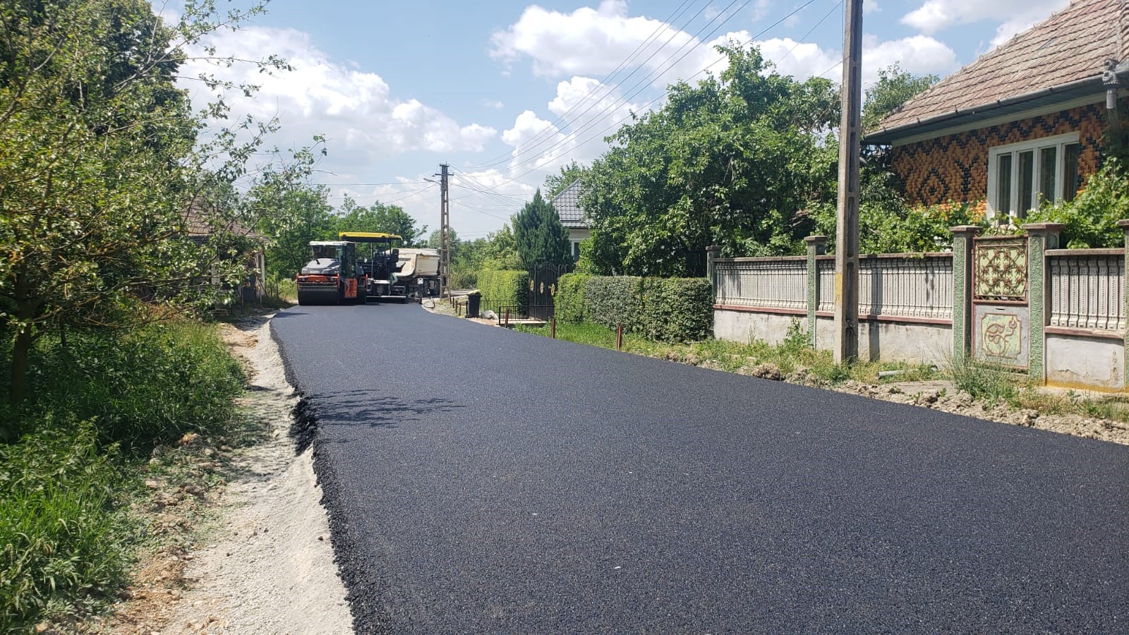 Consiliul Județean a demarat asfaltarea drumului județean DJ 109Z. La finalul lucrărilor, sectorul de drum Coasta – Tăușeni va fi asfaltat integral