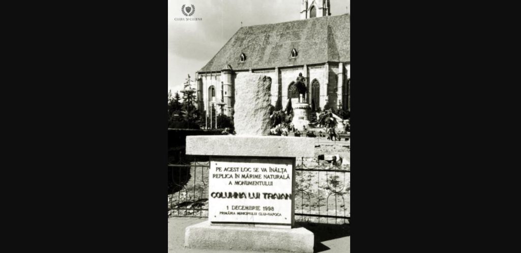 Poză cu placheta care anunța "înălțarea replicii în mărime naturală a Columnei lui Traian" undeva la începutul secolului XXI. Sursă foto: Clujul și Clujenii