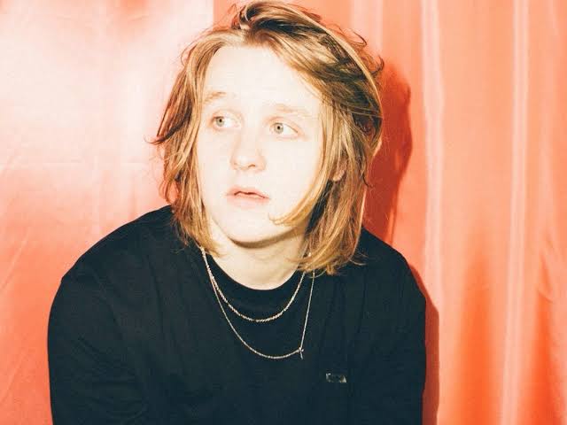 Lewis Capaldi, unul dintre cele mai puternice fenomene pop ale ultimului deceniu, vine la UNTOLD 2026